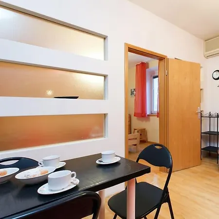 Cricket Song In Center Of Apartment Split