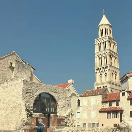 Cricket Song In Center Of Split