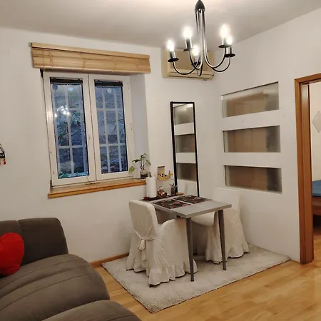 Apartment Cricket Song In Center Of Split